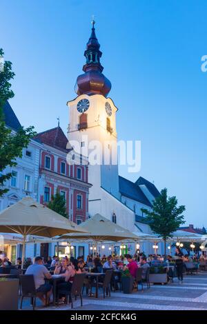 Wels, piazza principale Stadtplatz, chiesa parrocchiale Stadtpfarrkirche nella regione centrale dell'alta Austria, alta Austria, Austria Foto Stock