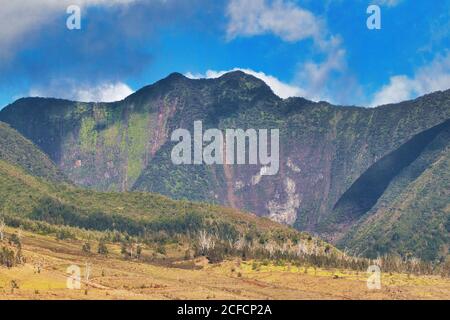 Closeup estremo delle montagne occidentali di maui con cielo blu e nuvole bianche. Foto Stock