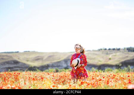 Donna eccitata che ride sul campo Foto Stock