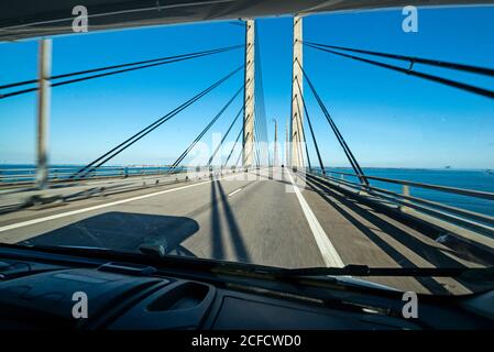 Vista dal motoscafo in movimento mentre si attraversa il ponte Oeresund Foto Stock