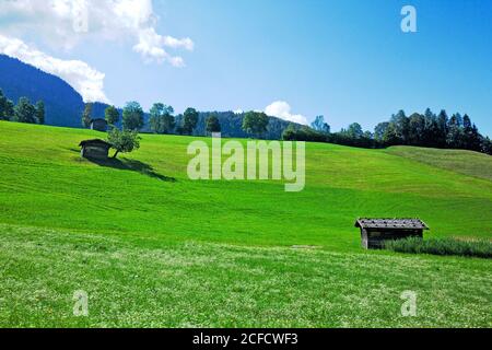 Paesaggio con prato di montagna e fieno fienile sul Zimmererberg In Tirolo Foto Stock
