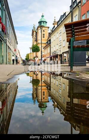 La Cattedrale di Kalmar si riflette in una pozza. Foto Stock