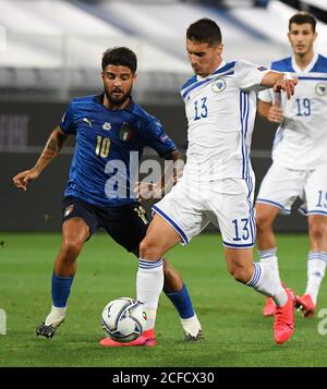 Firenze. 5 Settembre 2020. Lorenzo Insigne (L) in Italia vies con Gojko Cimirot della Bosnia-Erzegovina durante una partita della Lega delle Nazioni UEFA tra Italia e Bosnia-Erzegovina a Firenze, Italia, 4 settembre 2020. Credit: Xinhua/Alamy Live News Foto Stock