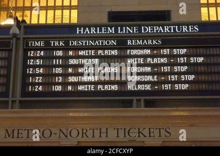 Le partenze della linea ferroviaria di Harlem partono dal Grand Central Terminal, New York City, Stati Uniti Foto Stock