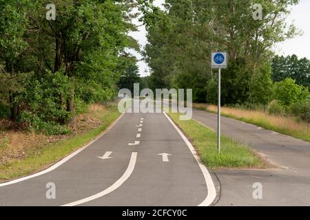 Pista ciclabile sulla pista di Flaeming-Skate, pulire Kolzenburg e Jaenickendorf, cartello stradale con iscrizione tedesca strada ciclabile Foto Stock