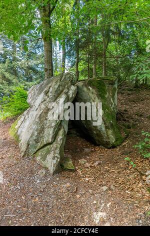 Germania, Baden-Württemberg, Neubulach - Kohlerstal, gruppo rock "Geigerles Lotterbett" nella zona di riposo di Geigerle. La roccia prende il nome da un povero Foto Stock