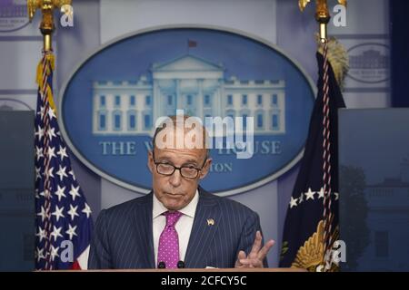 Direttore del Consiglio economico nazionale Larry Kudlow rivolgendosi alla stampa nella sala di Briefing per la stampa Brady della Casa Bianca a Washington, DC venerdì 4 settembre 2020.Credit: Chris Kleponis/Pool via CNP /MediaPunch Foto Stock