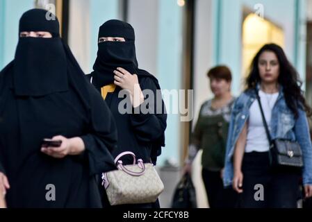 Donne islamiche sciite in via Shota Rustaveli, Tbilisi, Georgia Foto Stock