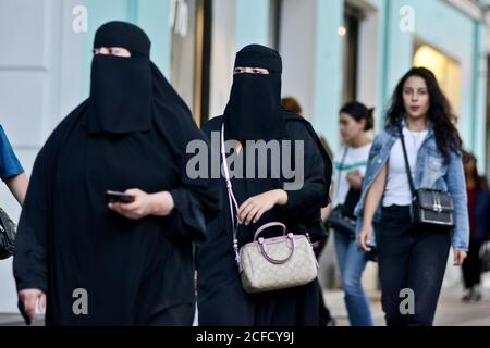 Donne islamiche sciite in via Shota Rustaveli, Tbilisi, Georgia Foto Stock