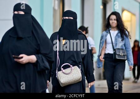 Donne islamiche sciite in via Shota Rustaveli, Tbilisi, Georgia Foto Stock