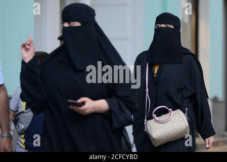 Donne islamiche sciite in via Shota Rustaveli, Tbilisi, Georgia Foto Stock