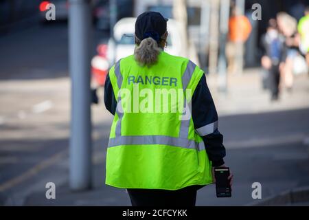 Ranger del Consiglio di Sydney sul lavoro che applica le leggi del governo locale nel centro di Sydney, NSW, Australia, inclusa l'emissione di multe per il parcheggio Foto Stock