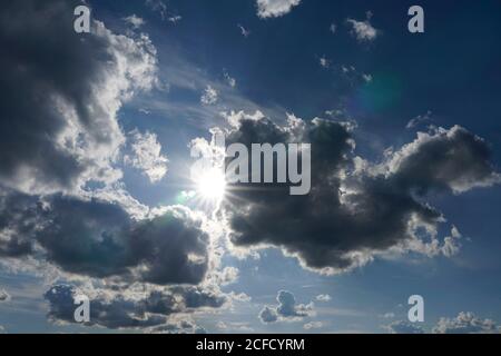 Germania, Baviera, alta Baviera, distretto di Altötting, formazione di nubi, sole dietro le nuvole scure della pioggia, Nimbostratus Foto Stock