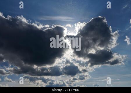 Germania, Baviera, alta Baviera, distretto di Altötting, formazione di nubi, sole dietro le nuvole scure della pioggia, Nimbostratus Foto Stock