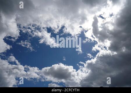 Germania, Baviera, alta Baviera, distretto di Altötting, formazione di nubi, sole dietro nuvole di pioggia, Nimbostratus, cielo blu Foto Stock