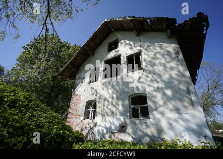 Germania, Baviera, alta Baviera, distretto di Altötting, vecchia casa di campagna vacante, fatiscente, pronta per la demolizione Foto Stock