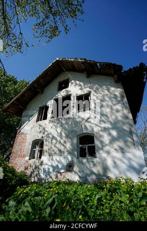 Germania, Baviera, alta Baviera, distretto di Altötting, vecchia casa di campagna vacante, fatiscente, pronta per la demolizione Foto Stock