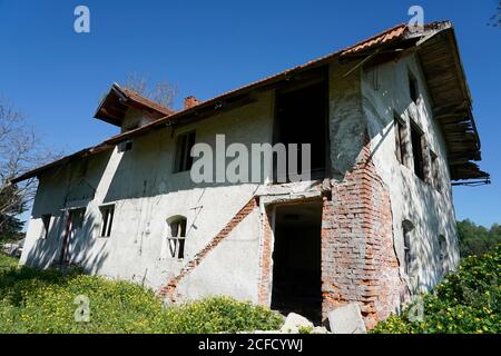 Germania, Baviera, alta Baviera, distretto di Altötting, vecchia casa di campagna vacante, fatiscente, pronta per la demolizione Foto Stock