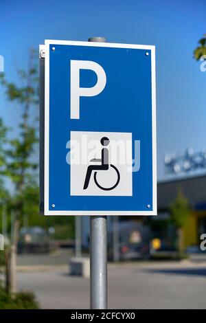 Germania, Baviera, alta Baviera, distretto di Altötting, supermercato, parcheggio, cartello, posto auto per disabili Foto Stock