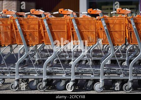 Germania, Baviera, alta Baviera, distretto di Altötting, ferramenta, carrelli per lo shopping, fuori Foto Stock