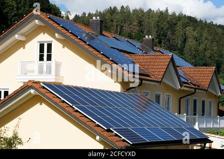 Germania, Baviera, alta Baviera, distretto di Altötting, casa residenziale, tetto, impianto solare, fotovoltaico Foto Stock