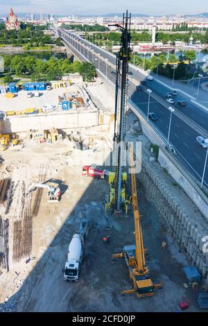 Wien / Vienna, lavoro in cantiere, macchina continua per la perforazione di pali con coclea di volo (Schneckenortbeton (SOB)-Pfahl), lavoratore, cantiere Foto Stock