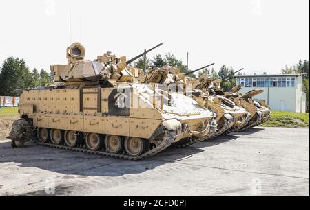 Un soldato con il 6° Squadrone, 8° reggimento di cavalleria, 2° team di combattimento di Brigate Armorate, 3° divisione di fanteria, mantiene un veicolo da combattimento M2 Bradley durante un esercizio combinato di fuoco vivo di armi presso l'area di addestramento di Grafenwoehr, Germania 2 settembre 2020. U.S. Army Europe garantisce la disponibilità costante di forze armate statunitensi credibili in combattimento a sostegno dei nostri alleati e partner e della stabilità e sicurezza dell'Europa. A tal fine, il nostro personale e le nostre attrezzature devono rimanere ad un livello di preparazione elevato. (STATI UNITI Foto dell'esercito di Sgt. Renee Seruntina) Foto Stock