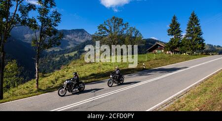 Germania, Baviera, motociclisti sulla strada alpina tedesca nei pressi di Oberaudorf Foto Stock