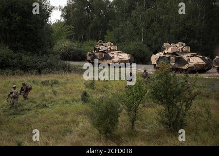 I soldati assegnati al 3° Battaglione, il 67° Reggimento corazzato, 2° Team di combattimento brigata corazzata, 3° Divisione Fanteria, si smontano dai veicoli da combattimento M2 Bradley durante l'esercitazione di addestramento fuoco dal vivo sulle armi combinata presso l'area di addestramento di Grafenwoehr, Germania, 1° settembre 2020. U.S. Army Europe garantisce la disponibilità costante di forze armate statunitensi credibili in combattimento a sostegno dei nostri alleati e partner e della stabilità e sicurezza dell'Europa. A tal fine, il nostro personale e le nostre attrezzature devono rimanere ad un livello di preparazione elevato. (US Army photo di Sgt. Thomas Stubblefield) Foto Stock