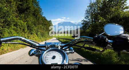 Germania, Baviera, motociclisti sulla strada alpina tedesca nei pressi di Oberaudorf Foto Stock
