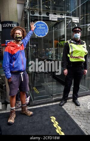 Londra, Regno Unito. 04 settembre 2020. Un attivista ambientale della ribellione estinzione si sovrappone a una falsa placca blu andare sul Lloyds di Londra edificio durante un'estinzione ribellione 'Walk of Shame' dalla Banca d'Inghilterra per protestare contro le società e le istituzioni che hanno tratto profitto dal commercio di schiavi o stanno finanziando e assicurando maggiore progetti di combustibili fossili. Credit: SOPA Images Limited/Alamy Live News Foto Stock