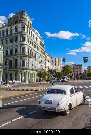 Strada di fronte al palazzo del Campidoglio con auto d'epoca bianca, l'Avana Vecchia, Cuba Foto Stock