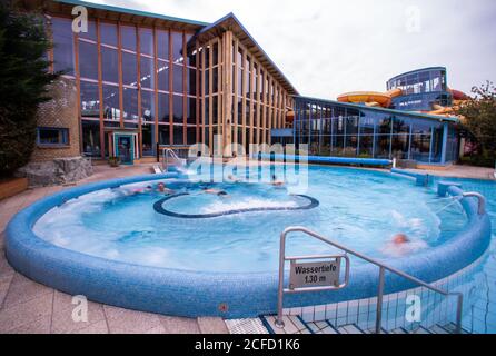 Wismar, Germania. 03 settembre 2020. Solo pochi bagnanti nuotano nella piscina all'aperto della Wonnemar Adventure Pool. A causa della chiusura, causata dalle misure di protezione corona, le piscine interne nello stato federale registreranno una significativa diminuzione dei visitatori nel 2020. Credit: Jens Büttner/dpa-Zentralbild/dpa/Alamy Live News Foto Stock