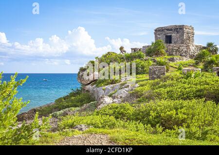 Rovine sul mare nei terreni dei siti Maya di Tulum, Quintana Roo, Penisola di Yucatan, Messico Foto Stock