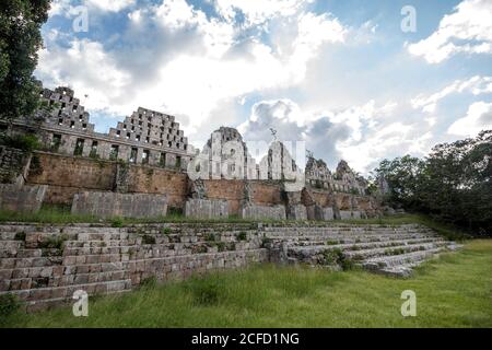 Antichi edifici sul sito dell'antica città Maya di Uxmal, Yucatan, Messico Foto Stock