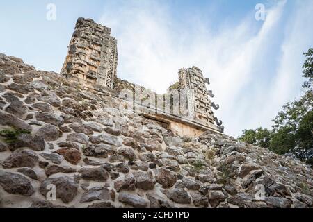 Antichi edifici sul sito dell'antica città Maya di Uxmal, Yucatan, Messico Foto Stock