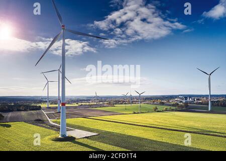 Industria energetica, energia eolica, eolico in bassa Sassonia, turbine eoliche su terreni agricoli, paesaggio con agricoltura arabile Foto Stock