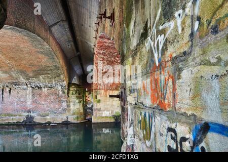 Architettura, mura del ponte, sotto un ponte, vecchio ponte ferroviario come un ponte ad arco, ponte in pietra sull'Ilmenau, storico torrido tra Lüneburg Foto Stock