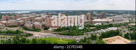 Lo skyline di Alessandria, Virginia, USA e delle aree circostanti, visto dalla cima del Tempio Masonico George Washington. Foto Stock