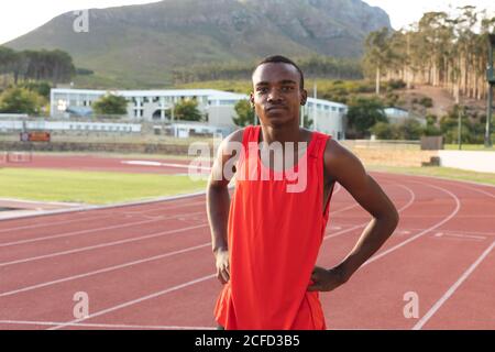 Ritratto di atleta maschile con le mani sui fianchi Foto Stock