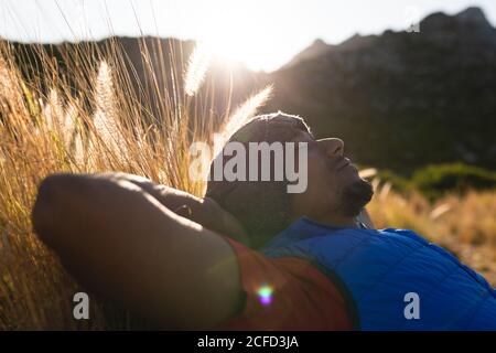 Atleta maschile godendo il suo tempo Foto Stock