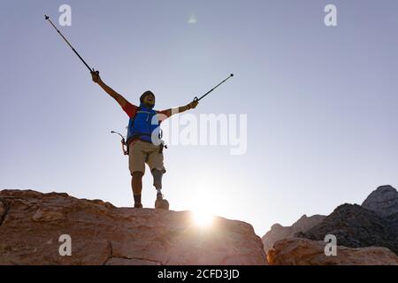 Atleta maschile con gamba protesica Foto Stock