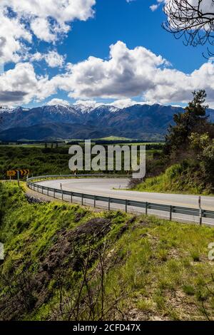 Vista dall'autostrada 7a alle montagne, Hanmer Springs Road Foto Stock