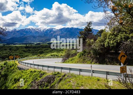 Vista dall'autostrada 7a alle montagne, Hanmer Springs Road Foto Stock