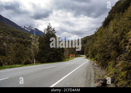 Autostrada 7 con segnale stradale, South Island New Zealand Foto Stock