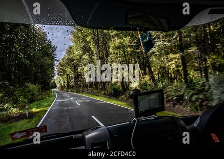 Strada attraverso la foresta, Diskblick, autostrada 7, Isola del Sud Nuova Zelanda Foto Stock