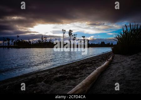 Tramonto sulle rive del lago Brunner, Isola del Sud Nuova Zelanda Foto Stock