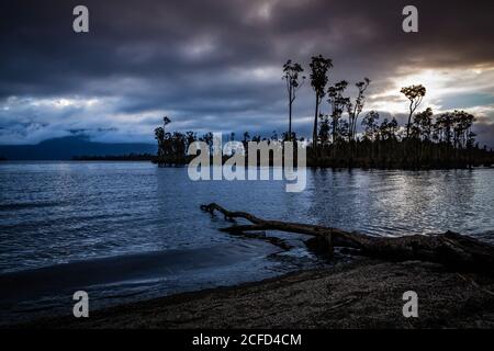 Tramonto sulle rive del lago Brunner, Isola del Sud Nuova Zelanda Foto Stock