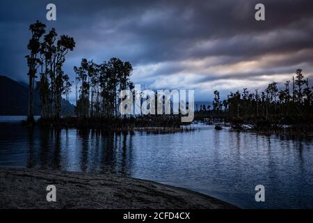 Tramonto sulle rive del lago Brunner, Isola del Sud Nuova Zelanda Foto Stock