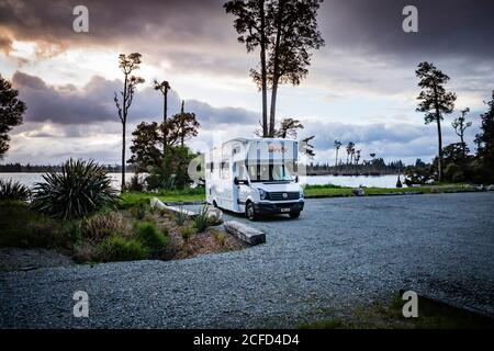 Caravan, Iveagh Bay Campground, Lago Brunner, Isola del Sud Nuova Zelanda Foto Stock